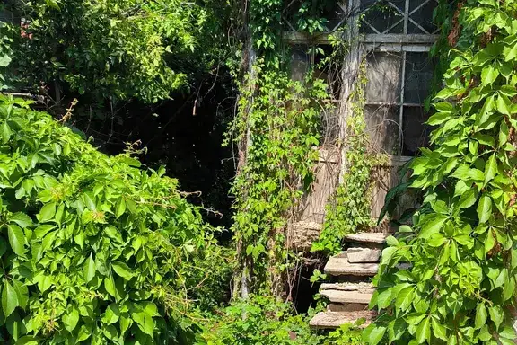 Къща в Перник, Варош