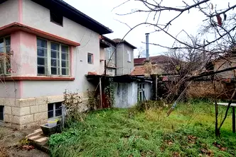 Къща в Раз, Варош