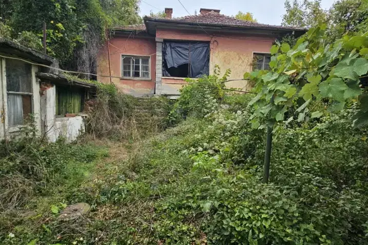 House in област София, Cerovo
