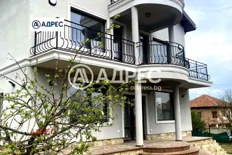 Къща във Варна, с. Равна гора