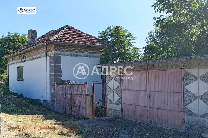 Двуетажна къща с 3 спални в с. Страхилово, двор 6663 кв.м.