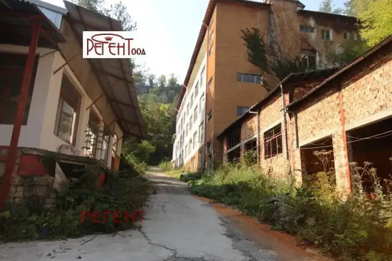 Industrial Building in Gabrovo, Etyra
