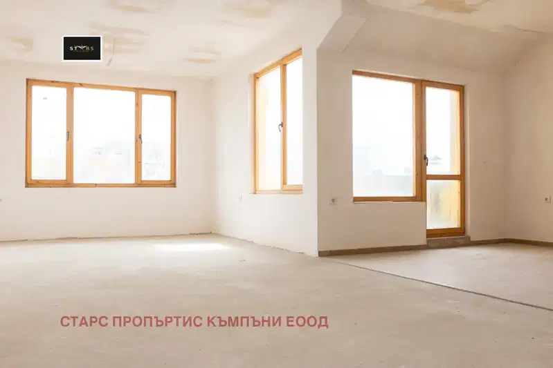 Просторен 3-стаен апартамент с две тераси в Център, Варна