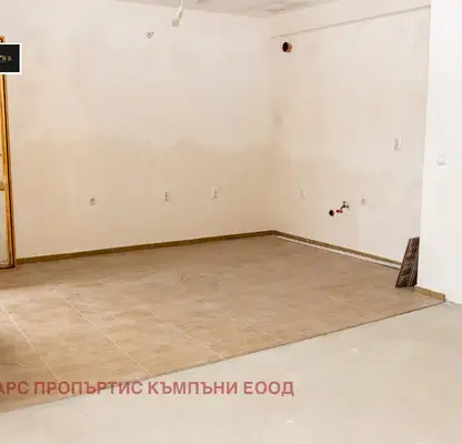 Снимка 2 — Просторен 3-стаен апартамент с две тераси в Център, Варна