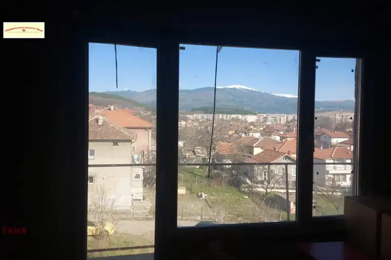 Тристаен апартамент в Перник, Изток