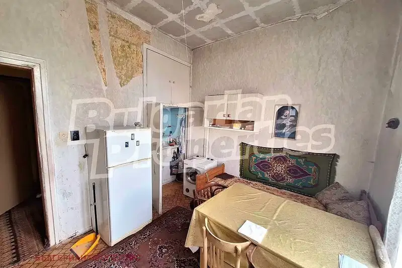 Тристаен апартамент в Перник, Изток