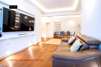 Тристаен апартамент с две тераси в центъра на София