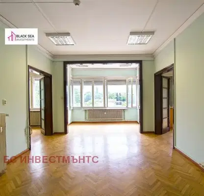 Снимка 3 — Многостаен апартамент с три балкона в Докторски паметник, София