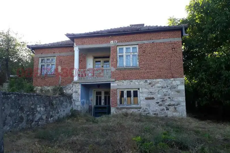 Къща с 2 стаи и голям двор в с. Белица, област Хасково