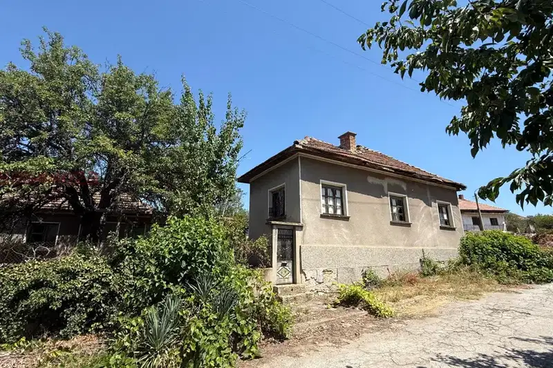 Къща с 2 постройки в с. Долни Вадин, област Враца