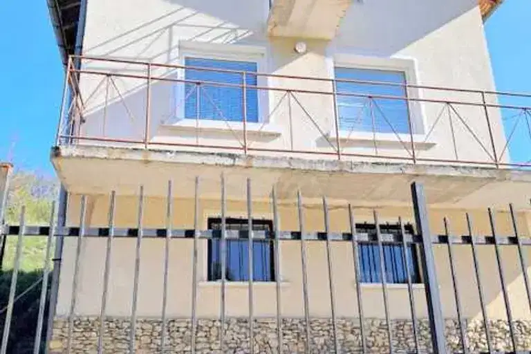 House in област София, Golemo Malovo