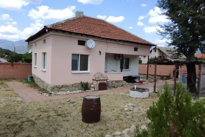 Къща с 2 спални в с. Слатина, област Пловдив, с двор