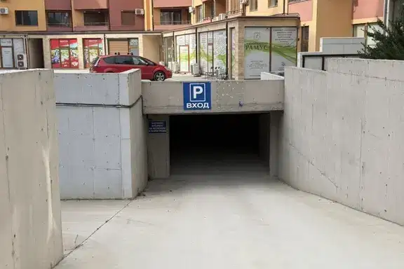 Гараж/Паркомясто в Благоев, Широк център