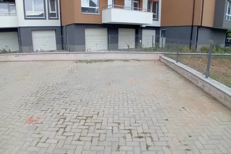 Garage/Parking in Kyrdjali, Vyzrojdenci