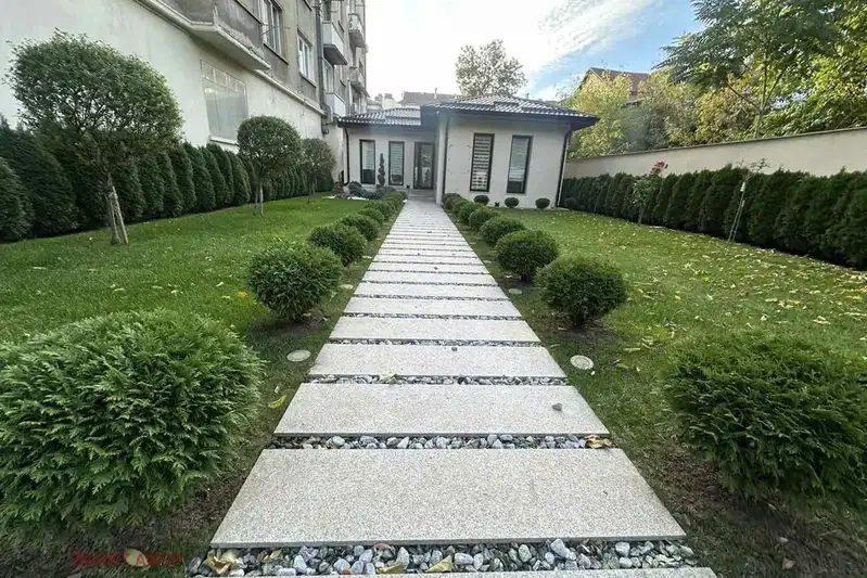Къща в София, Център