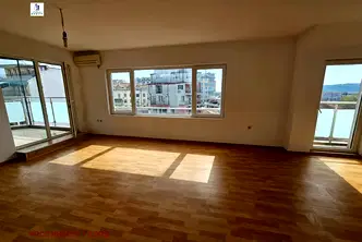 Многостаен апартамент във Варна, Погреби