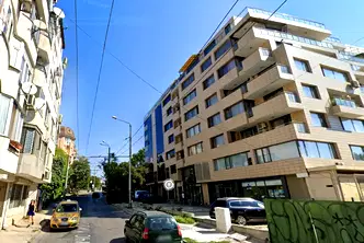 Двустайно жилище на партер с двор в центъра на Варна, Бизнес хотел