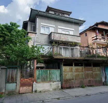 Photo 4 — Floor of House in Gabrovo, Centyr