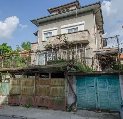 Photo 5 — Floor of House in Gabrovo, Centyr