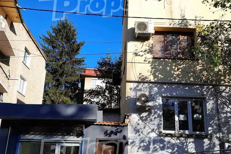 Етаж от къща в Раз, Център