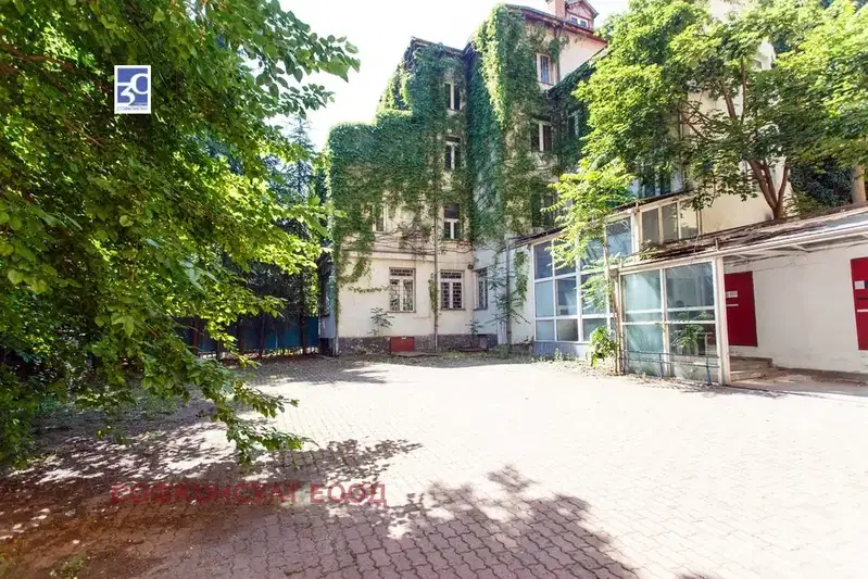 Къща в София, Център