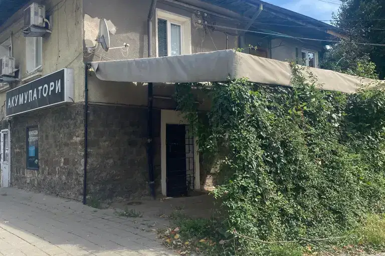 Къща с 3 стаи в центъра на Перник с тераса