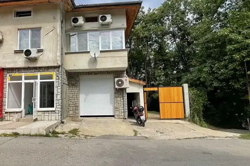 House in Gabrovo, Mladost