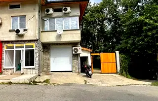 Къща в Габрово, Младост