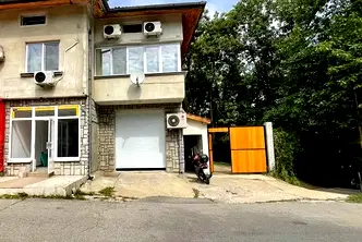 Къща в Габрово, Младост