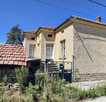 Снимка 3 — Двуетажна къща с двор в село близо до Севлиево
