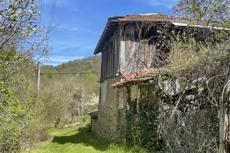 House in Oblast Gabrovo, с. Карамичевци