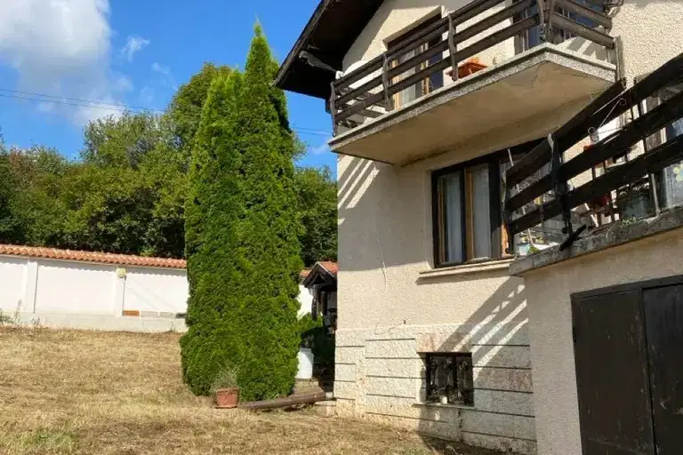 House in Pernik, Rebro