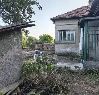 Снимка 5 — Къща с две жилища и двор в центъра на Гулянци