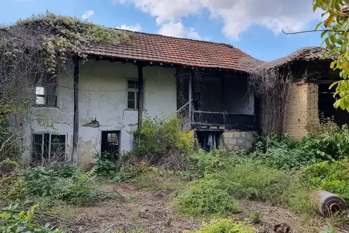 Къща с двор в село Осенец, област Разград