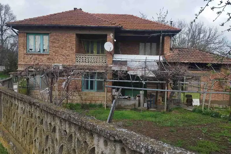 Двуетажна къща с 6 стаи в центъра на с. Кацелово, обл. Русе