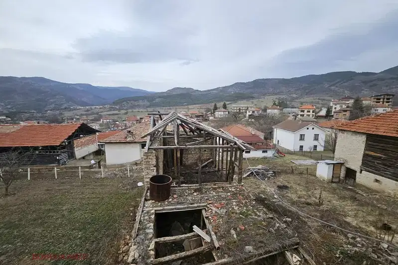 Къща с двор в с. Павелско, област Смолян
