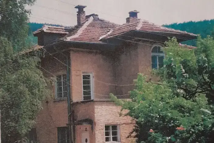 Къща в София, Момин проход