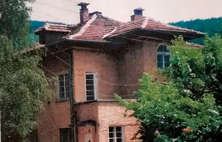 Къща в София, Момин проход