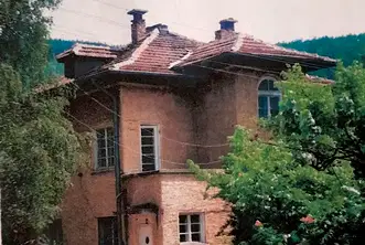 Къща в София, Момин проход