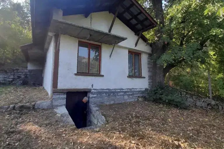 House in област София, Zasele