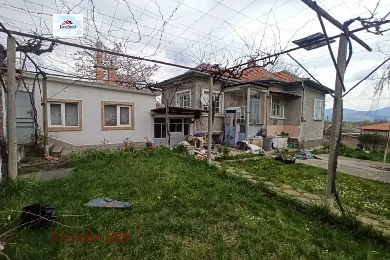Самостоятелна тухлена къща с 3 стаи в с. Розово, обл. Стара Загора