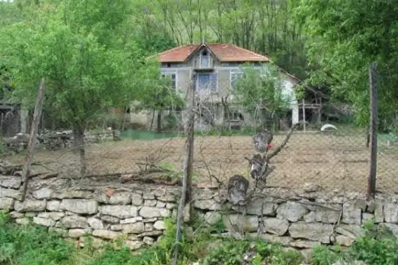 Къща във Велико Търново, с. Емен