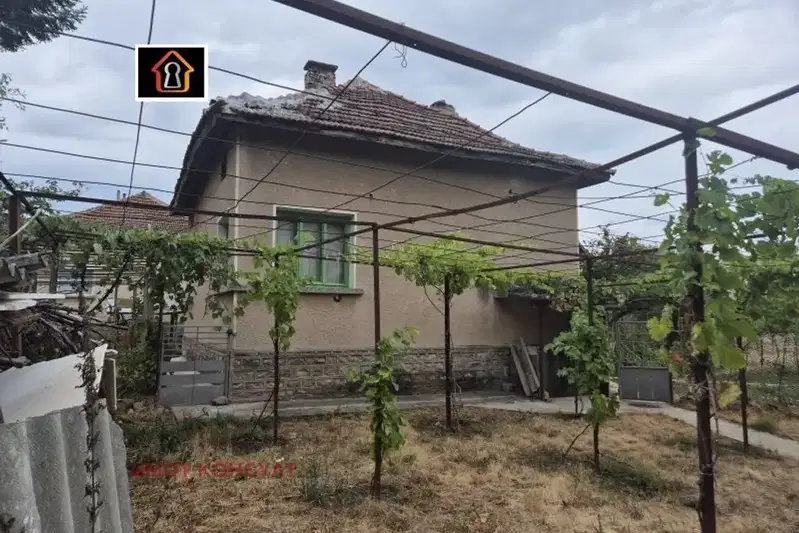 Къща с 4 стаи и голям двор в с. Ботуня, област Враца