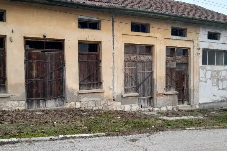 Промишлена сграда в Плевен, с. Върбица