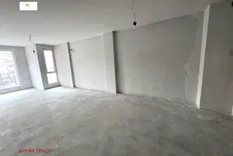 Тристаен апартамент с две бани в Център, София