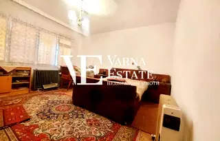 Тристаен апартамент с две тераси в Център, Варна