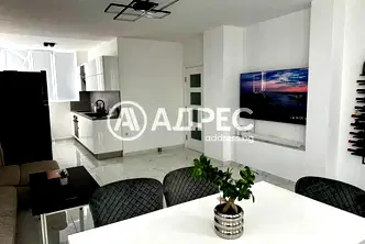 Тристаен апартамент с голяма тераса и гледка в Център, Пловдив