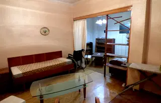 Тристаен апартамент в София, Докторски паметник