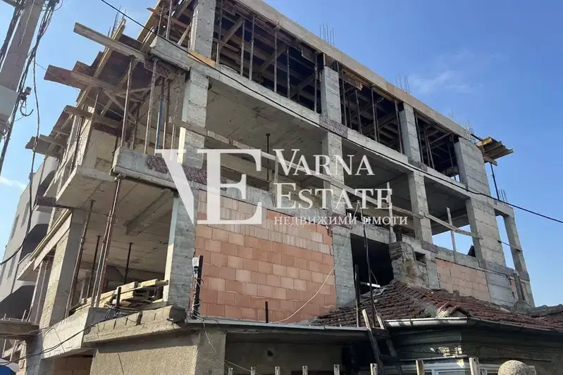 Тристаен апартамент с две тераси в Колхозен пазар, Варна