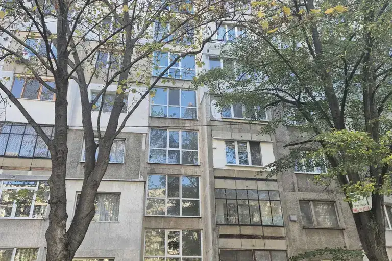 Тристаен апартамент с две тераси в Сухата река, София